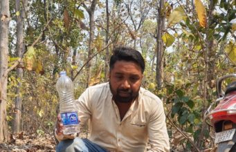 भरीगर्मी से प्यासे सांप ने बोतल से पिया पानी, मार्च के महीने में ही तपने लगा छत्तीसगढ़,’घरों के बाहर पानी जरूर रखें!