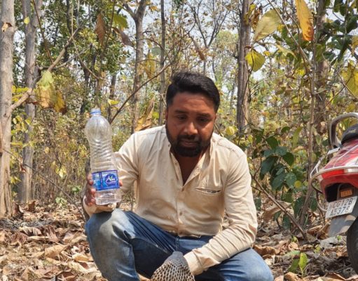 भरीगर्मी से प्यासे सांप ने बोतल से पिया पानी, मार्च के महीने में ही तपने लगा छत्तीसगढ़,’घरों के बाहर पानी जरूर रखें!
