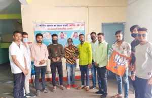 दीपका नगर पालिका के कोविड-19 वैक्सीनेशन के लिए आए लोगों का भारतीय जनता युवा मोर्चा मंडल दीपका के द्वारा सम्मान किया गया