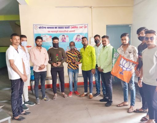दीपका नगर पालिका के कोविड-19 वैक्सीनेशन के लिए आए लोगों का भारतीय जनता युवा मोर्चा मंडल दीपका के द्वारा सम्मान किया गया